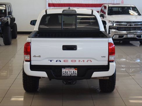 Used 2017 Toyota Tacoma SR AWD/4WD image 31