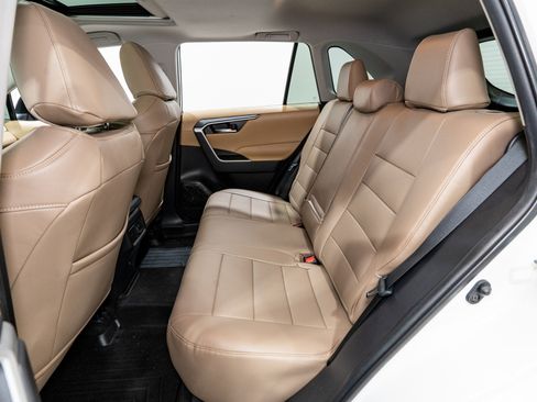 Used 2021 Toyota RAV4 XLE w/ Convenience Package image 28