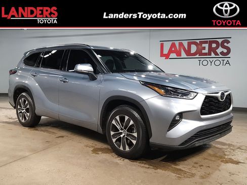 Used 2021 Toyota Highlander XLE FWD image 1