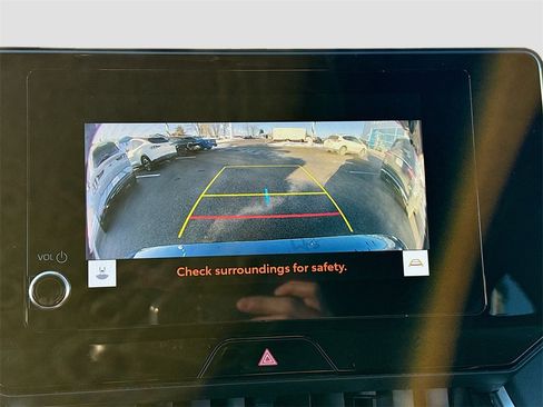 Used 2023 Toyota Venza LE image 11