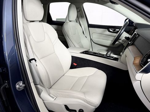 Used 2022 Volvo XC60 B5 Momentum image 43