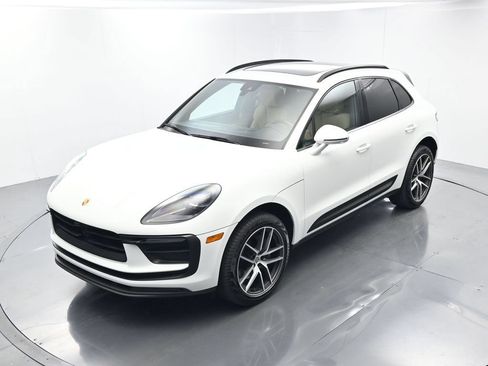 Certified 2025 Porsche Macan AWD/4WD image 34