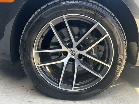 Certified 2025 Porsche Macan image 13