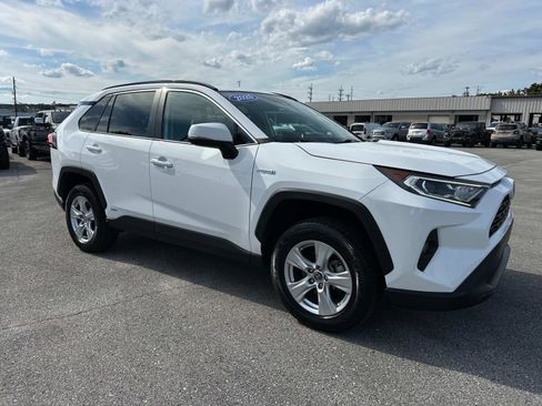 Used 2020 Toyota RAV4 XLE image 2