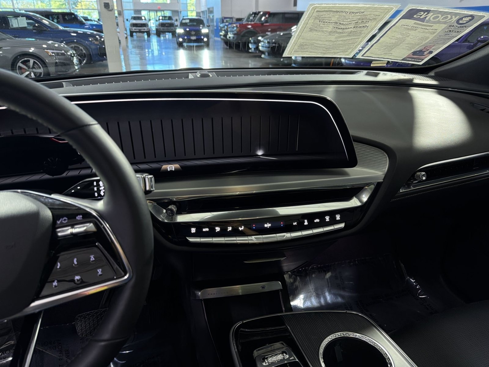 Used 2024 Cadillac Lyriq Luxury AWD/4WD image 17