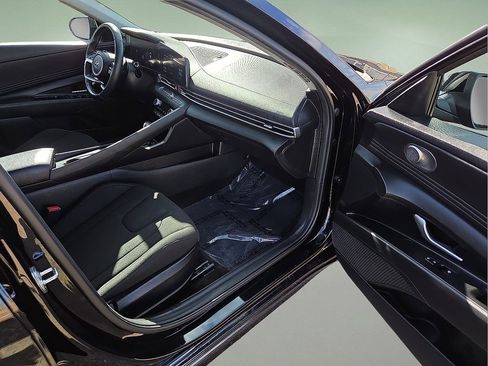 Used 2023 Hyundai Elantra SEL w/ Convenience Package image 13