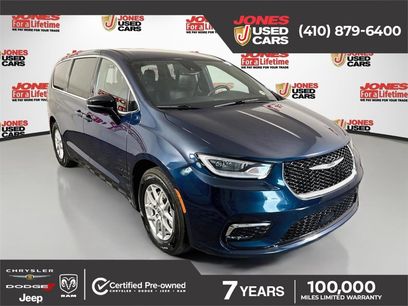 Used 2025 Chrysler Pacifica Select