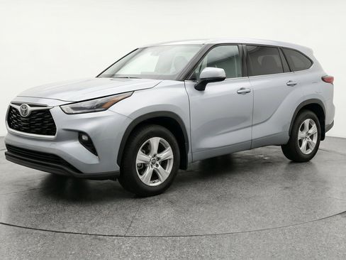 Used 2025 Toyota Highlander LE FWD image 3