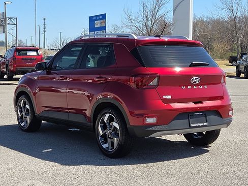 Used 2024 Hyundai Venue Limited image 4