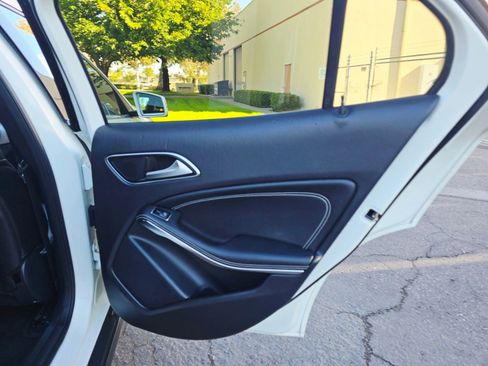 Used 2017 Mercedes-Benz GLA 250 4MATIC image 31