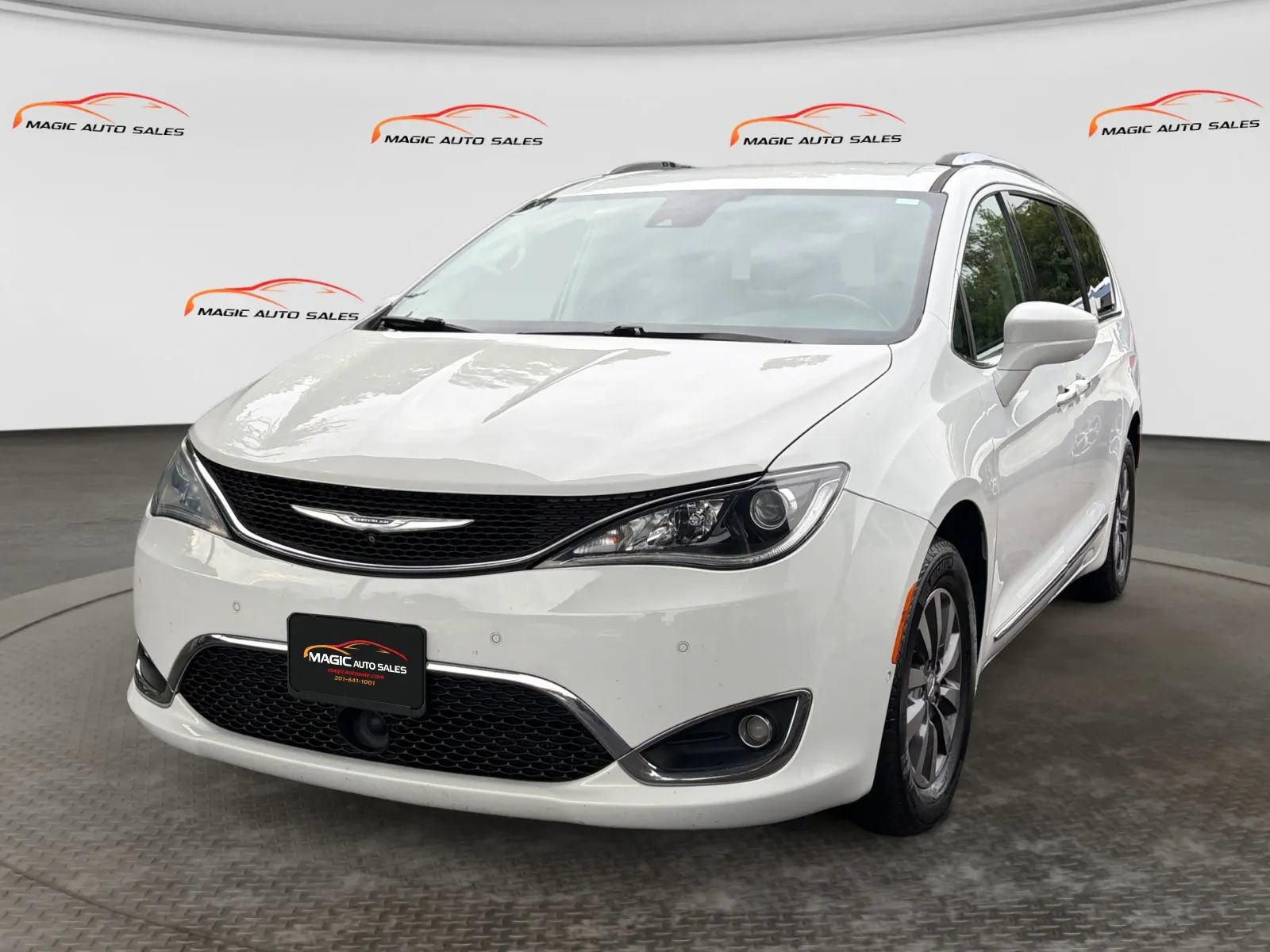 Used 2019 Chrysler Pacifica Touring-L Plus w/ Advanced Safetytec Group FWD image 1