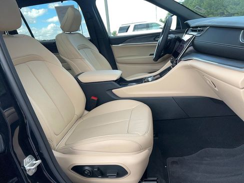 Used 2025 Jeep Grand Cherokee L Limited w/ Luxury Tech Group II image 24