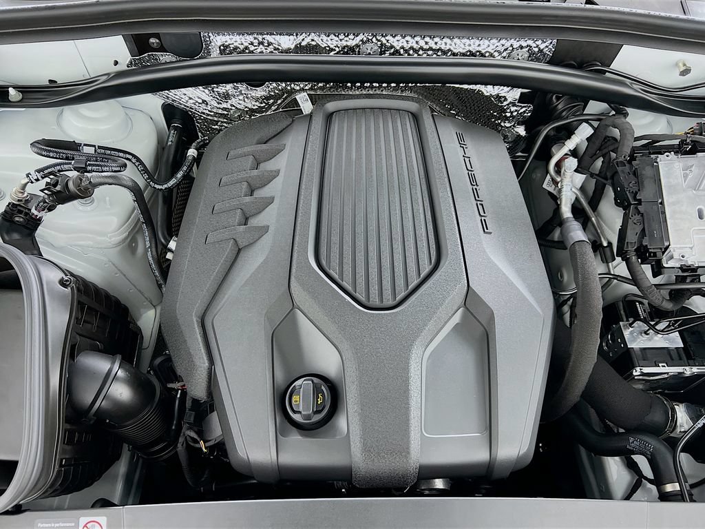 Certified 2026 Porsche Macan AWD/4WD image 32