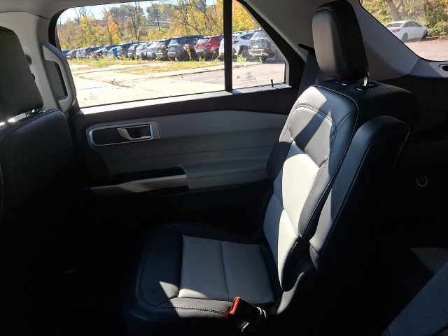 Used 2023 Ford Explorer XLT w/ Equipment Group 202A AWD/4WD image 18