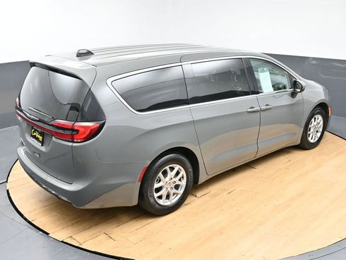 Used 2023 Chrysler Pacifica Touring-L FWD image 5