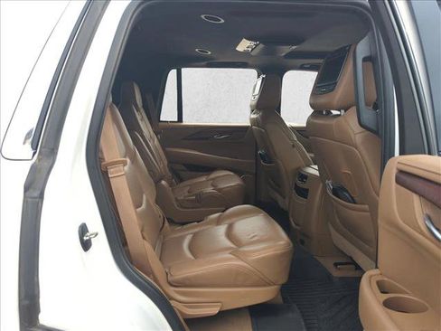 Used 2017 Cadillac Escalade Platinum image 18
