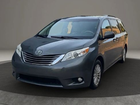 Used 2012 Toyota Sienna XLE w/ Entertainment Pkg FWD image 2