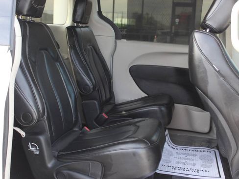 Used 2023 Chrysler Pacifica Touring-L FWD image 11