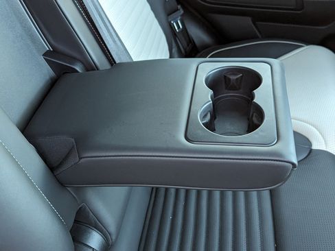 Used 2024 Land Rover Discovery Dynamic SE image 35