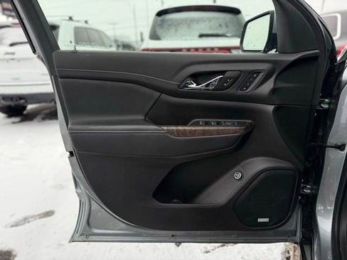 Used 2023 GMC Acadia Denali image 9