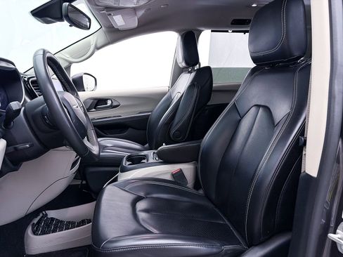 Used 2023 Chrysler Pacifica Touring-L AWD/4WD image 16