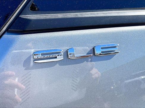 Used 2024 GMC Terrain SLE image 9