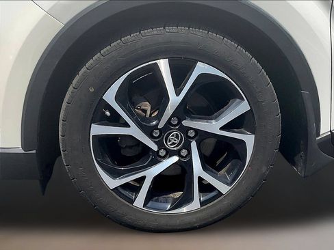Used 2018 Toyota C-HR XLE FWD image 32