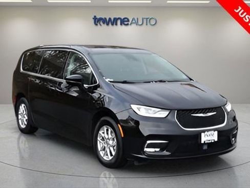 Used 2024 Chrysler Pacifica Touring-L image 9