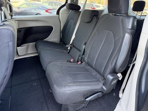 Used 2017 Chrysler Pacifica Touring image 15