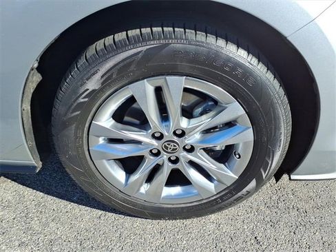 Used 2022 Toyota Sienna Limited image 32