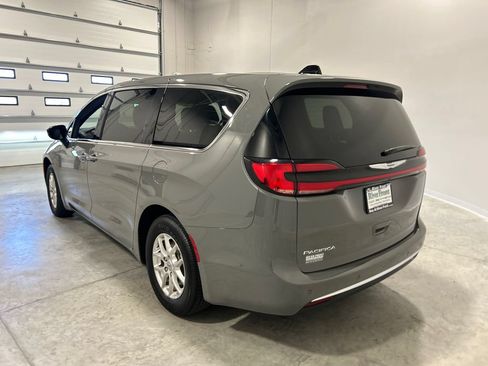 Used 2025 Chrysler Pacifica Select FWD image 8