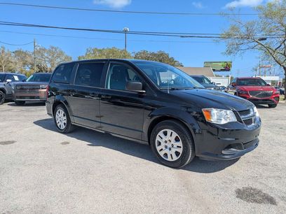 Used 2018 Dodge Grand Caravan SE w/ UConnect Hands-Free Group