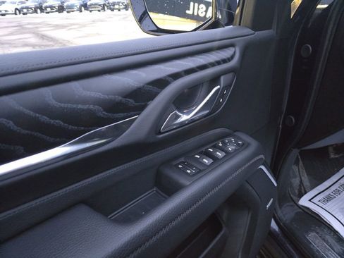 Used 2023 GMC Yukon XL Denali image 11