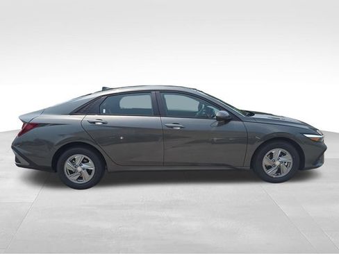 New 2026 Hyundai Elantra SE FWD image 6