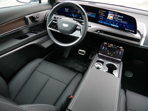 Used 2026 Cadillac Vistiq Luxury w/ LPO, Floor Liner Package AWD/4WD image 7