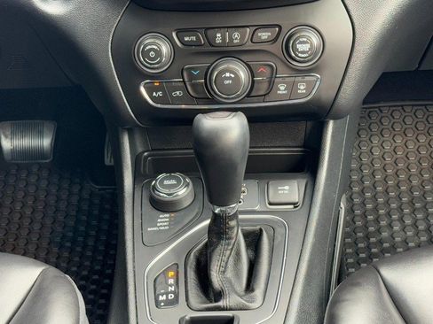 Used 2019 Jeep Cherokee Latitude Plus w/ Cold Weather Group AWD/4WD image 14
