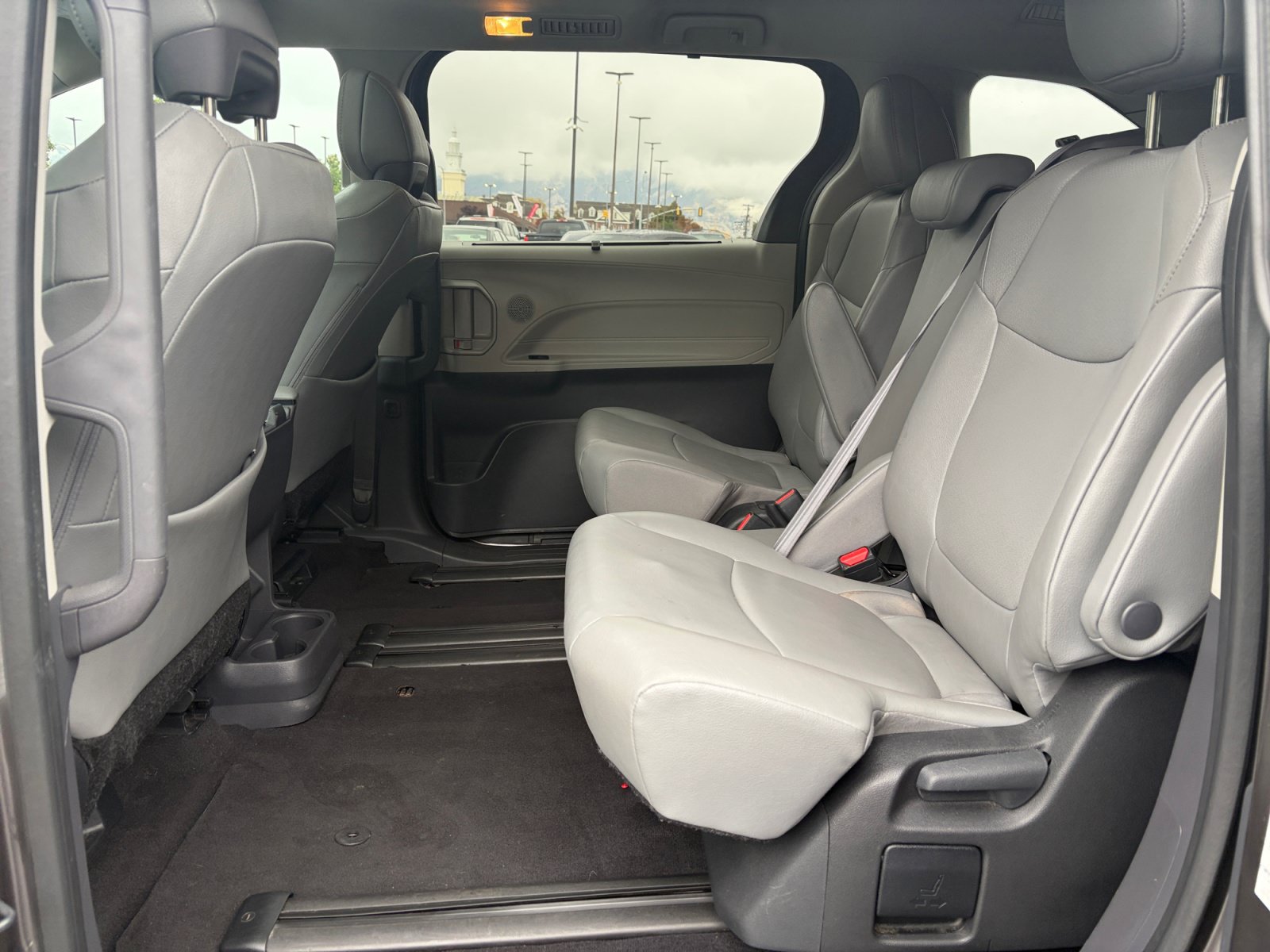 Used 2024 Toyota Sienna XLE FWD image 24