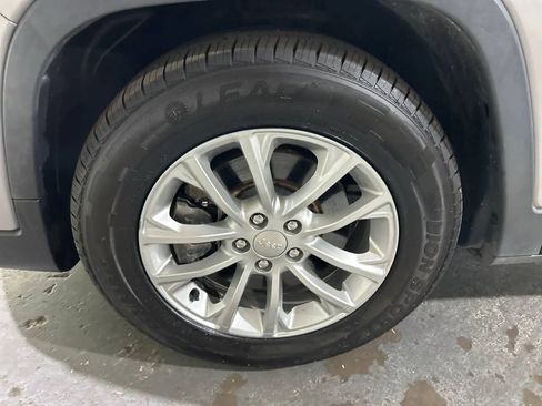 Used 2019 Jeep Cherokee Latitude w/ Popular Appearance Group image 29