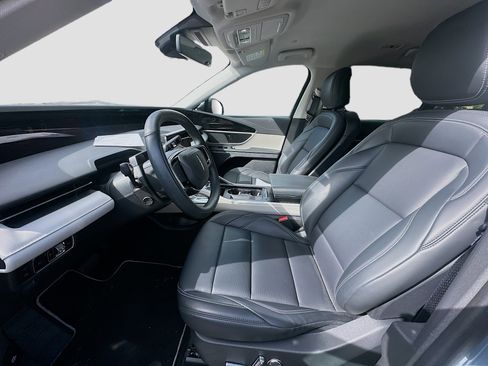 Used 2025 Lincoln Nautilus Premier image 17