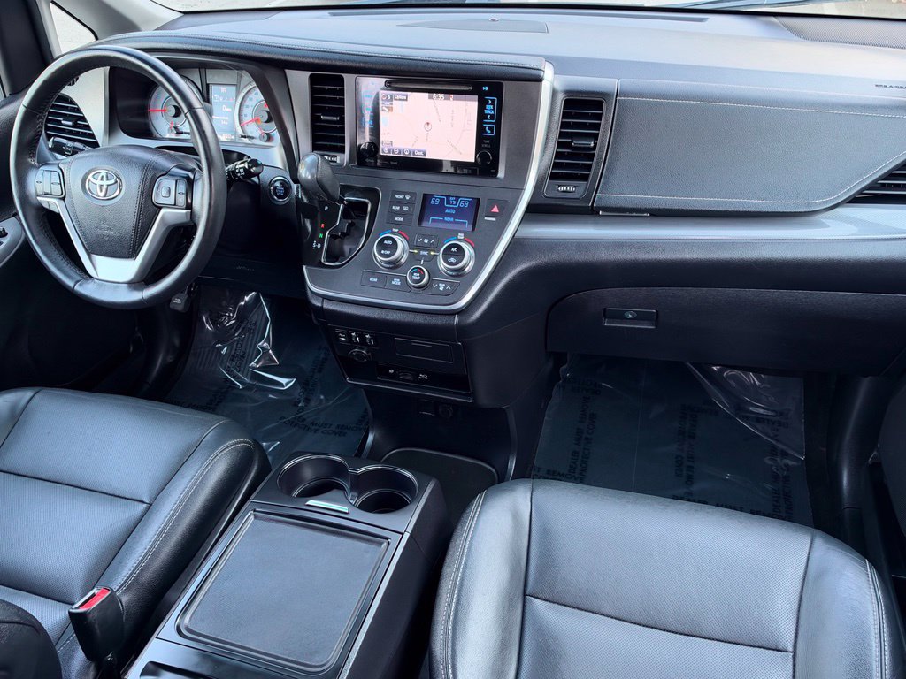 Used 2017 Toyota Sienna SE Premium w/ Outdoor Package FWD image 25