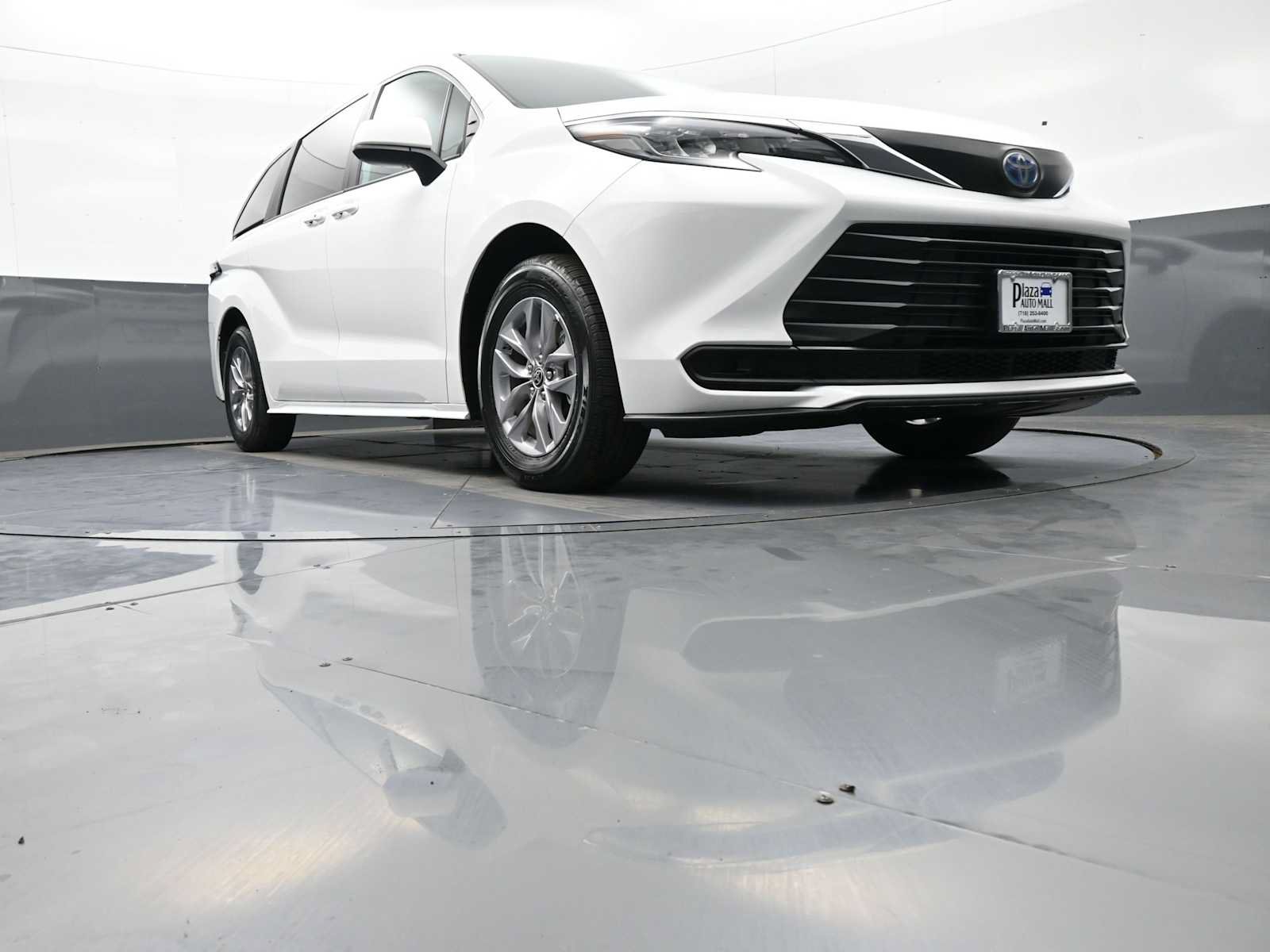 Certified 2025 Toyota Sienna LE FWD image 28