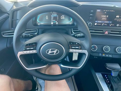 Used 2025 Hyundai Elantra SE image 13