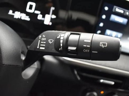 Used 2025 Nissan Kicks SV AWD/4WD image 25