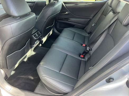 Certified 2022 Lexus ES 300h w/ Premium Package image 21