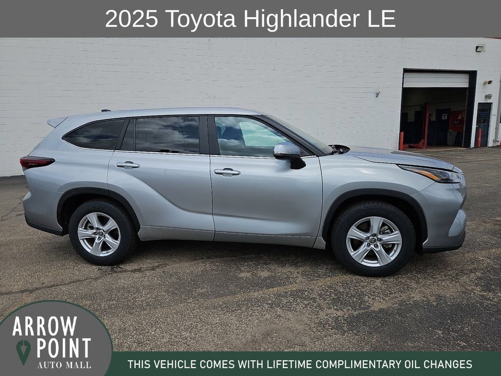 Used 2025 Toyota Highlander LE FWD image 13