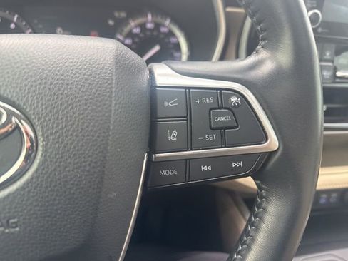 Used 2022 Toyota Highlander XLE image 16