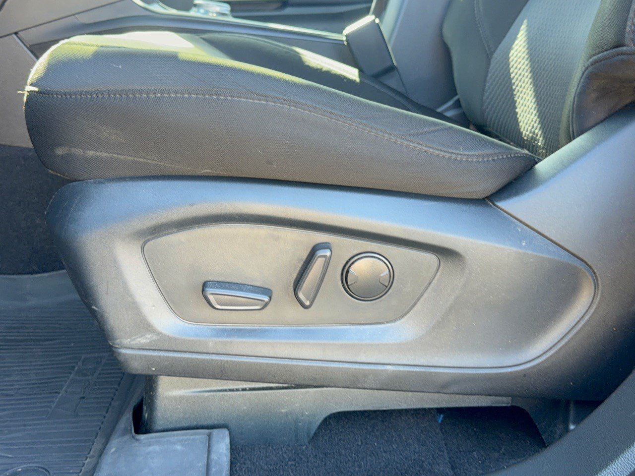 Used 2024 Ford Explorer XLT RWD image 16