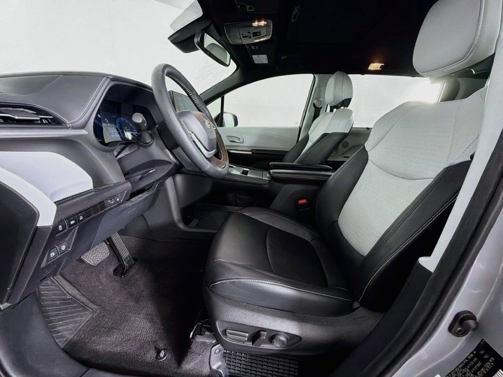 Used 2025 Toyota Sienna XSE w/ XSE Plus Package FWD image 12