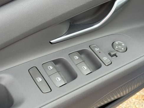 Used 2024 Hyundai Elantra SEL image 25