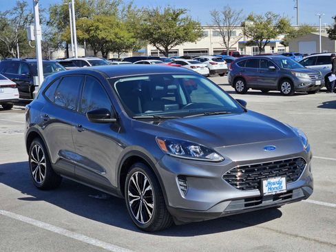 Used 2021 Ford Escape SE w/ SE Sport Appearance Package image 3